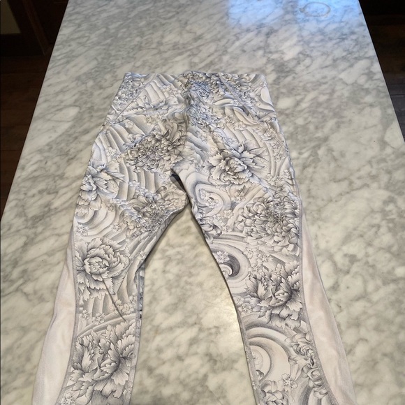 Lululemon Train Times 21” Crop White Flower 8 - Picture 6 of 10